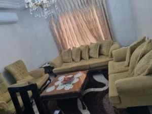 طقم كنب غرفه جلوس (ضيوف) مع الطاولات الخشب ال 3 و البرداي +السجاده