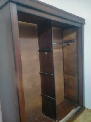 غرفة نوم خشب لاتيه 18 بحالة ممتازة دهانها ممتاز عبارة عن تختين وكومدينه وحده وخزانة سحاب باب تواليت