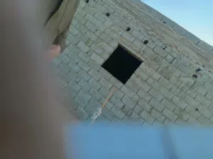 ارض سكني للبيع بها منزل صغير وكتينة 150متر