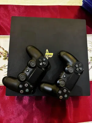 بلايستيشن 4 برو مع يدتين والالعاب الموضحه بالصور