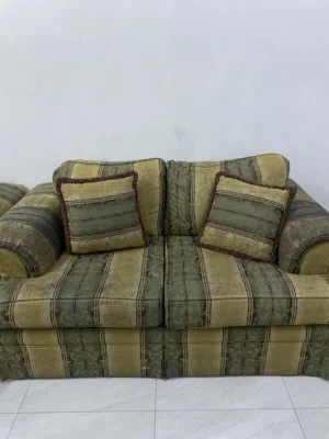 كنب صالة وفي نفس الوقت كنب مجالس كنب في حالة جيدة مستعمل استعمال جيد