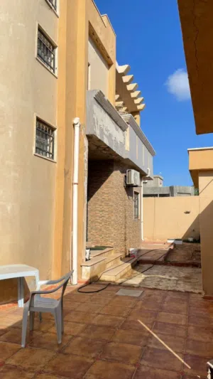 سلام عليكم فيلا للبيع عل طريق واجهتين في الحسن والحسين