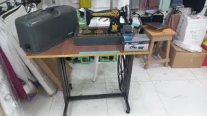 للبيع مكينة خياطة فرشة مع طاولة وكرسي وديلمو