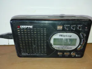 راديو رقمي بـ 12 موجة مع ساعة منبه.