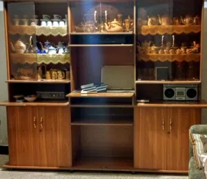 باترينة او ميز تلفاز