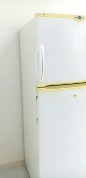 ثلاجه للبيع مستعمله و نضيفه