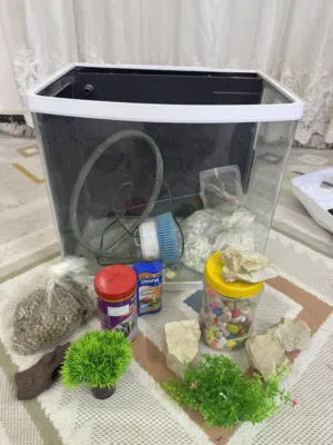 حوض سمك لون ابيض نضافة 100% و الحوض جدا جميل متوفر اتصال