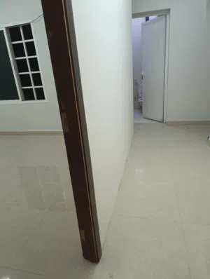سرير في غرفه مشتركة داخل شقة نظيفه و هادية