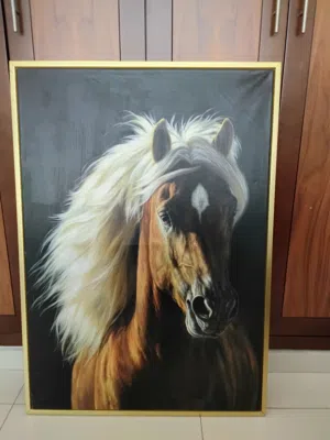 لوحات مرسومة بخط يد رسام روسي الواحدة ب 2,500 درهم و الصغير ب 500 درهم