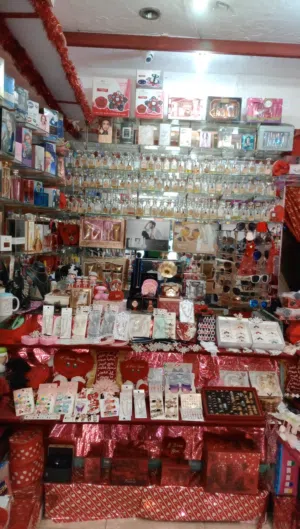 محل إكسسوارات ومكياج وعطور للبيع بالزرقاء الجديده""