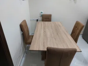 للبيع طاولة طعام من  هوم سنتر  مع 4 كراسي – بحالة ممتازة Dining Table Set for Sale ( Home center)