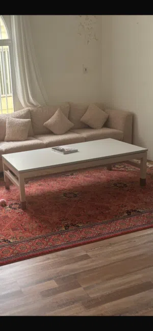 طاولة بيضاء كبيرة