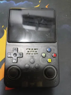 جهاز R36s شبه جديد قطعه نظيفه حقها 50 وي شغل العاب psp / ps1/ netendo ومساحتو 64 gb