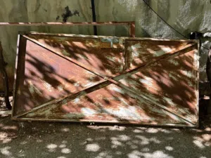 باب حديد مستعمل تفصيل ثقيل الباب بحاجة دهان مع حلق