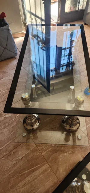 طاولات جانبية مع طاولة كبيرة من زجاج