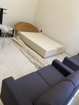 هيكل سرير مع ستاير وعدد 2 كنب وطاولة تلفزيون 350 درهم