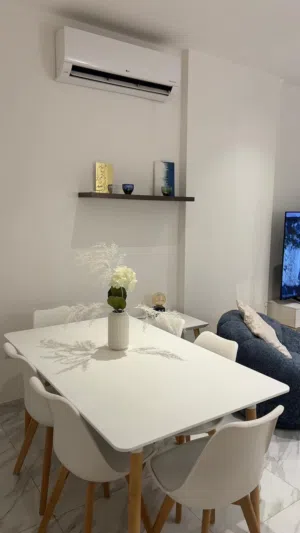 Dining table (white)