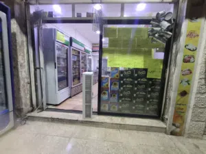 باب المنيوم للبيع 100 دينار ارتفاع 210  عرض 3 متر