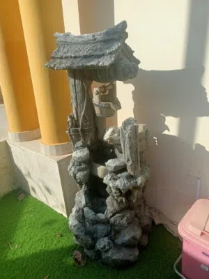 نافورة ديكورية للبيع  للبيع نافورة ديكورية بتصميم تراثي جميل على شكل بئر حجري، مناسبة للحدائق