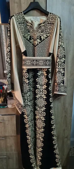 ثوب تطريز حلو على اللبس يحتاج كعب عالي لانه طويل شوي