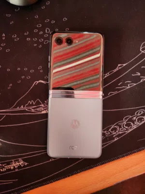 moto razor 40u broken screen