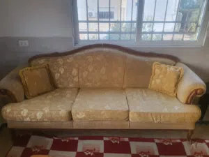 طقم كنب سبع مقاعد ثلاثيه ثنائية ومفردتين بحال الجديد