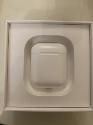 سماعات إيربودز (AirPods) مستعملة للبيع
