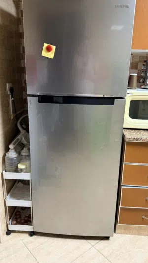 اجهزة كهربائية وغرفة نوم وصوفا