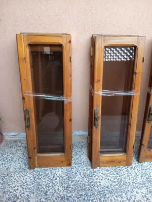 20 نوافد خشبية كاملة بماحقاتها في حالة ممتازة
