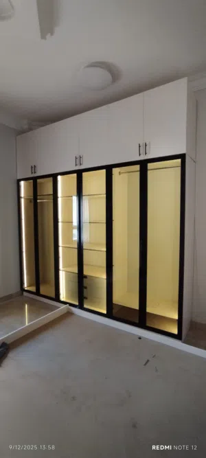 متخصصون في تصميم وتفصيل غرف الملابس.الدريسنج روم والكبتات نستخدم افضل الخامات والأعلى جودة