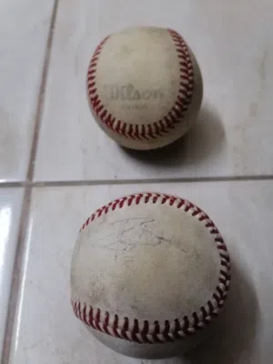 كرات baseball  في وحده موقع عليها من لاعب مشهور Aaron Hicks من امريكا  الوحده 7 دنانير و الثنتين ب12