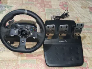 للبيع ستيرنج لوجيتك Logitech G920 الأصلي للكمبيوتر والإكس بوكس (بحالة ممتازة / للبيع على وضعه