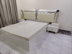 غرفه نوم كامله للبيع.. سرير مزذوج كبير و خزانه و اله تواليت.. و كمودينتين... البيع بسبب السفر.......