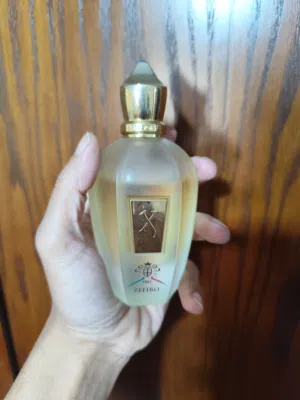 عطور للبيع في منها رجالي ويوجد منها للجنسين