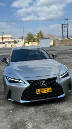 سيارة لكزس IS 300 موديل 2022 للبيع بحالة ممتازة