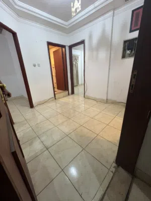 شقه شركات عزوبي غرفتين وصاله وحمامين ومطبخ حولي قطعه 12