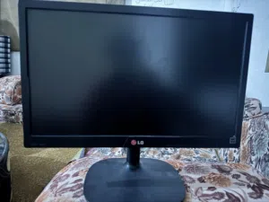 شاشة LG 19 انش مستعملة بحالة جيدة فيها شوية خدوش