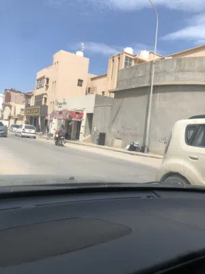 مبنى واجهتين في طريق ال 16 شارع حيوي