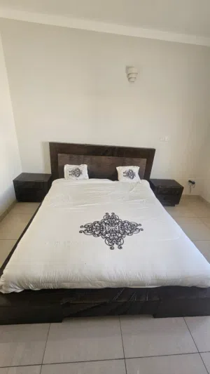 غرفة نوم كامله مع فرن كبير