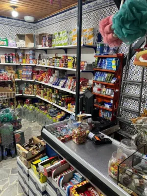 بضاعة محل مواد غذائية لبيع بالكامل