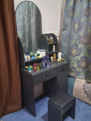 تسريحة ترتيب عطورات مستعمله شبه جديده ولا يوجد بها خدوش للجادين التواصل واتس فقط