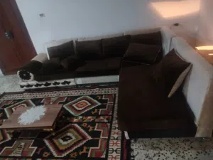 جلسه نضيفه خاليه من عيوب مع طاوله وبساط