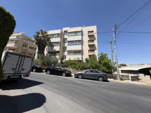 المشاهدة مجانية: للإستثمار بسعر مخفض وقابل للتفاوض شقة في الجبيهة ط3 بإطلالة مميزة على عمان 192 م2