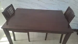 طاولة طعام مع كرسيين
