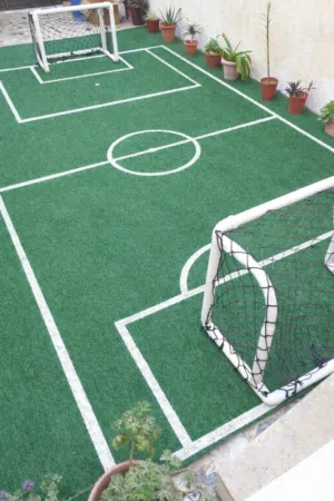 ملعب كرة قدم للاطفال