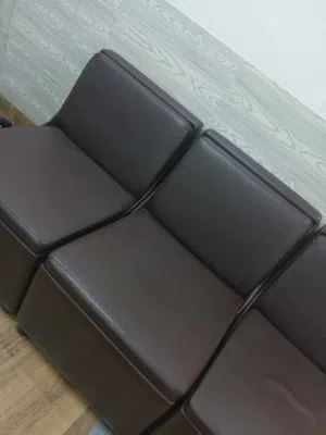 4كراسي جلد+مكتب خشب +كرسي مكتب كلهم80