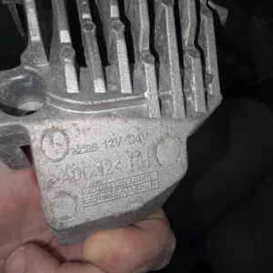 ضو كيا 5 مكسور من الزجاج فقط والباقي سليم ان شاء الله اصلي 200 بالمية من الشركة.  مع محول للضو