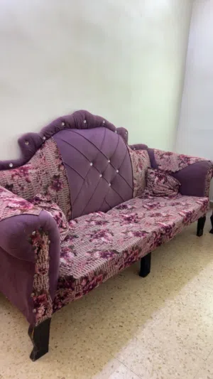طقم كنب 9 مقاعد للبيع 60 دينار قابل للتفاوض. .......................... ...........