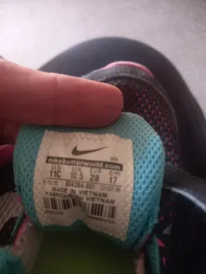 حذاء رياضي ماركه نايكي بناتي ولادي لعمر من 5-4 سنوات