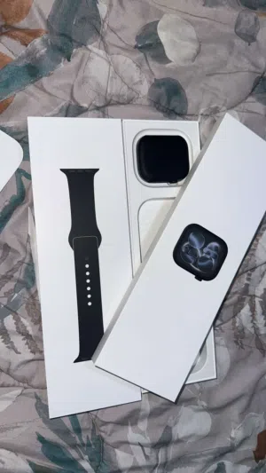 للبيع مستعمله اقل من اسبوع يعني جديده اللون الاسود مقاس 46 Apple Watch Series 11
